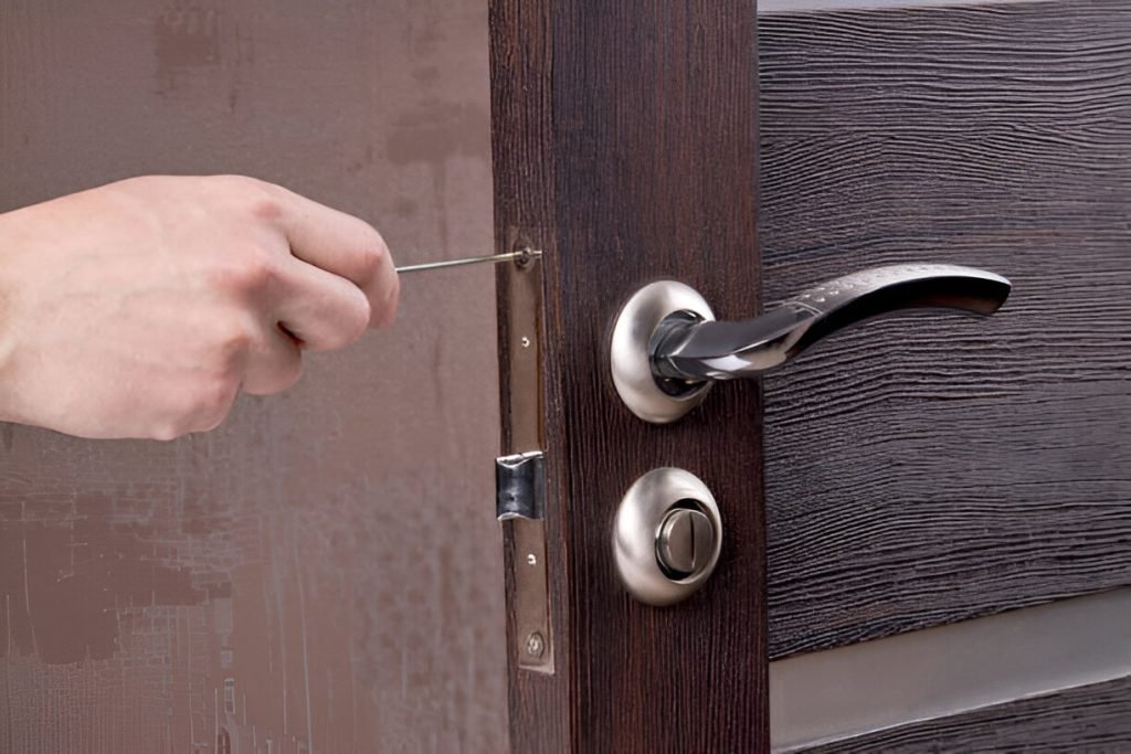 N1 Locksmiths engineer cutting a replacement door key on site in North London