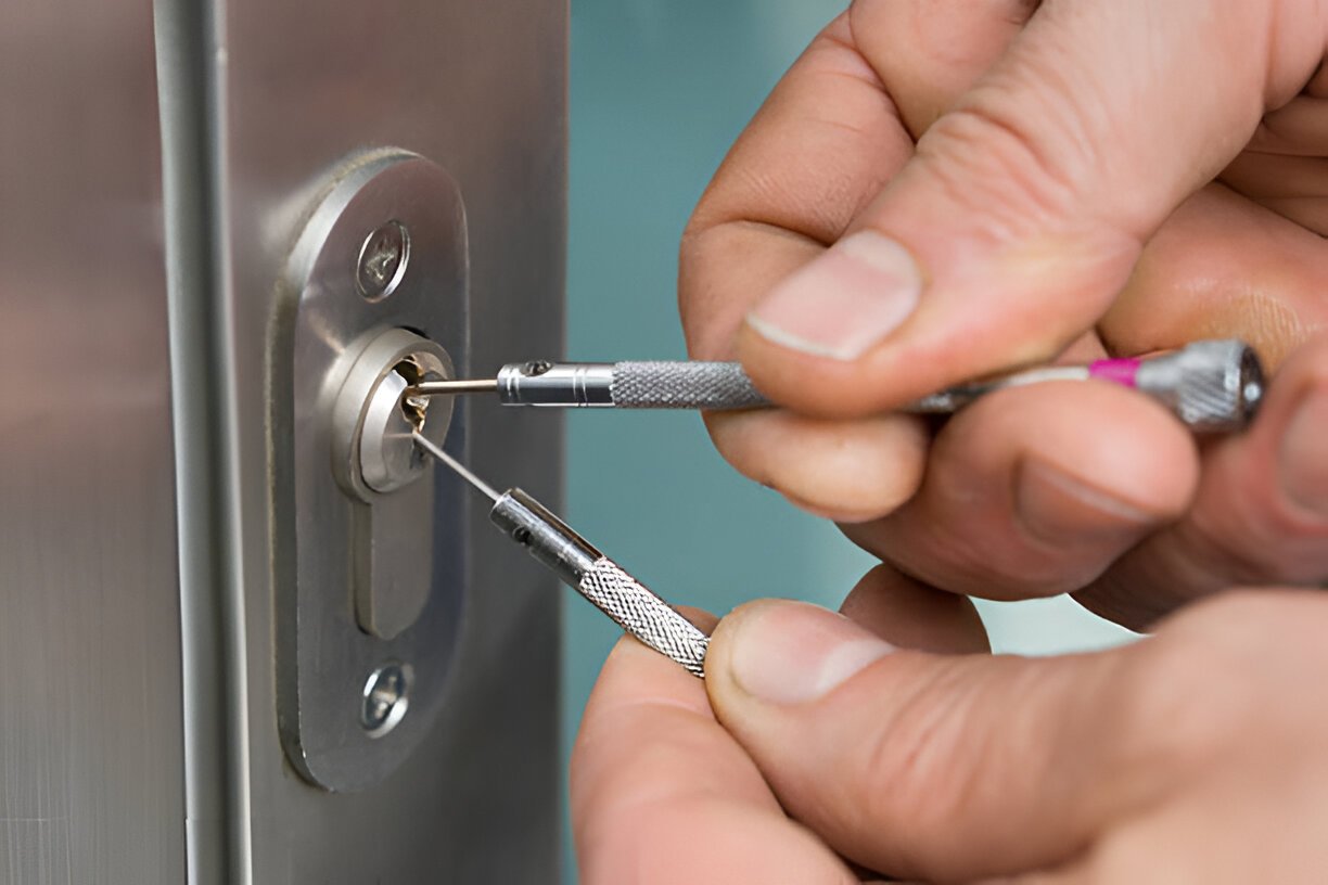 N1 Locksmiths engineer fitting a new mortice deadlock to a timber front door in North London